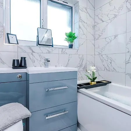 Stunning In Altrincham, Large Driveway, Sleeps 7, Perfect For Groups