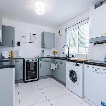 Stunning In Altrincham, Large Driveway, Sleeps 7, Perfect For Groups Apartment Manchester