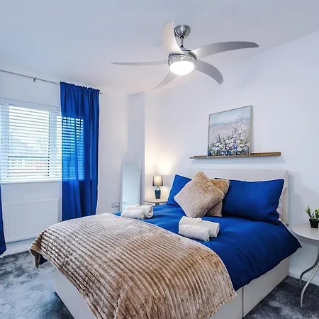 דירה Stunning In Altrincham, Large Driveway, Sleeps 7, Perfect For Groups מנצ'סטר