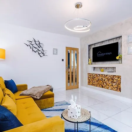 Stunning In Altrincham, Large Driveway, Sleeps 7, Perfect For Groups *