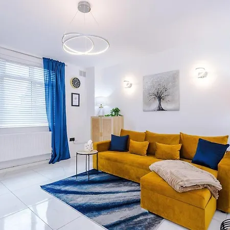 Apartment Stunning In Altrincham, Large Driveway, Sleeps 7, Perfect For Groups Manchester