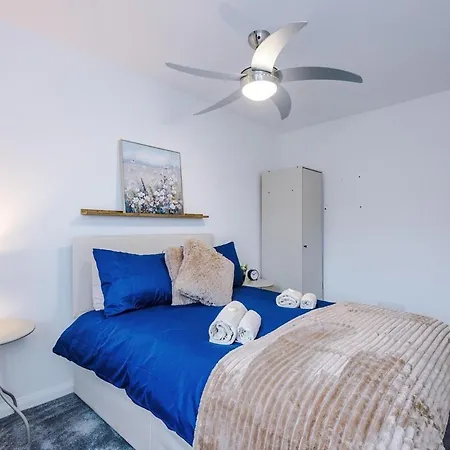 Stunning In Altrincham, Large Driveway, Sleeps 7, Perfect For Groups דירה