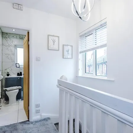 Stunning In Altrincham, Large Driveway, Sleeps 7, Perfect For Groups *