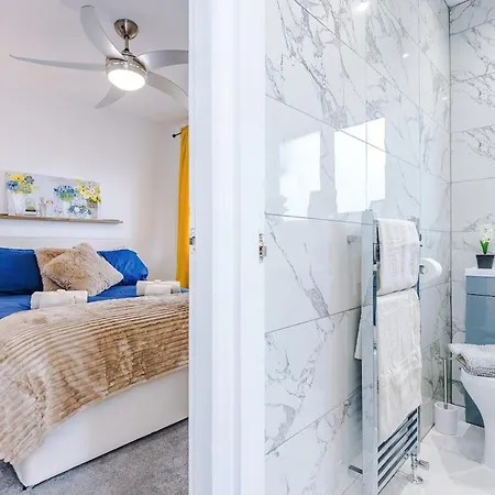 Apartamento Stunning In Altrincham, Large Driveway, Sleeps 7, Perfect For Groups *