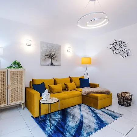 Apartment Stunning In Altrincham, Large Driveway, Sleeps 7, Perfect For Groups Manchester