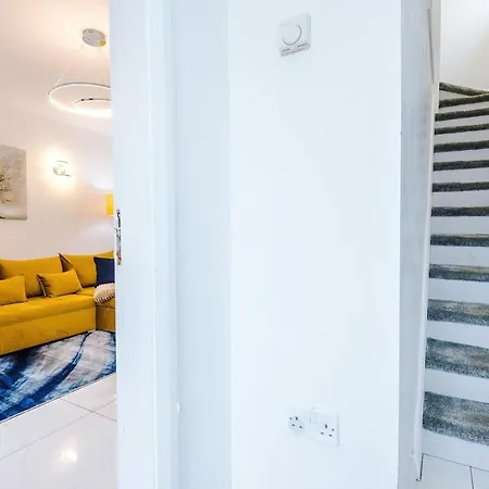 Stunning In Altrincham, Large Driveway, Sleeps 7, Perfect For Groups *