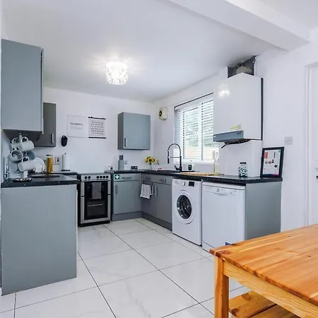 Stunning In Altrincham, Large Driveway, Sleeps 7, Perfect For Groups