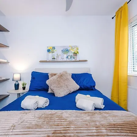 Stunning In Altrincham, Large Driveway, Sleeps 7, Perfect For Groups Apartamento