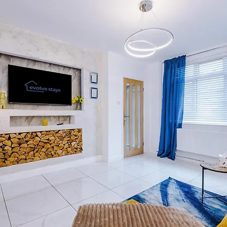 Stunning In Altrincham, Large Driveway, Sleeps 7, Perfect For Groups *