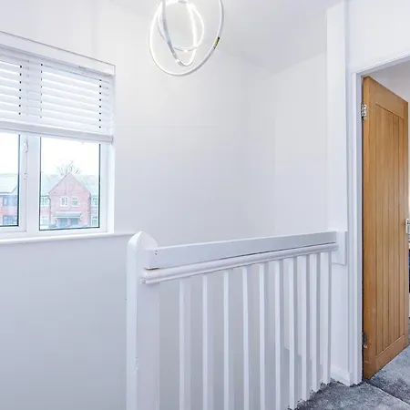 Stunning In Altrincham, Large Driveway, Sleeps 7, Perfect For Groups