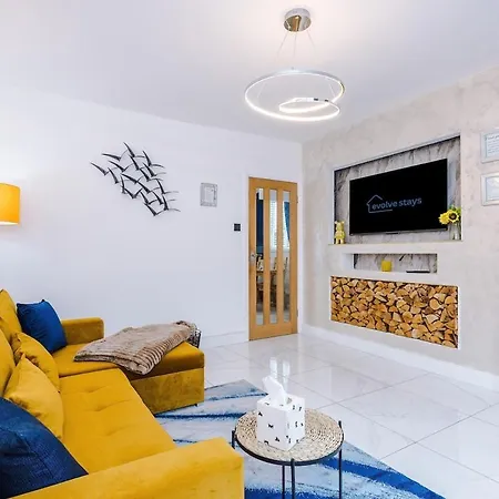 Stunning In Altrincham, Large Driveway, Sleeps 7, Perfect For Groups Apartment Manchester