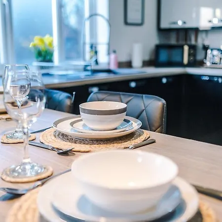 Apartamento Monthly - Stylish 2bed - Etihad & Ao Arena Access - Parking *