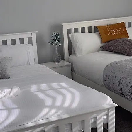 Tomelle Luxury -5 Beds-near Etihad Stadium- Coop Live-high Speed Wifi & Free Parking *