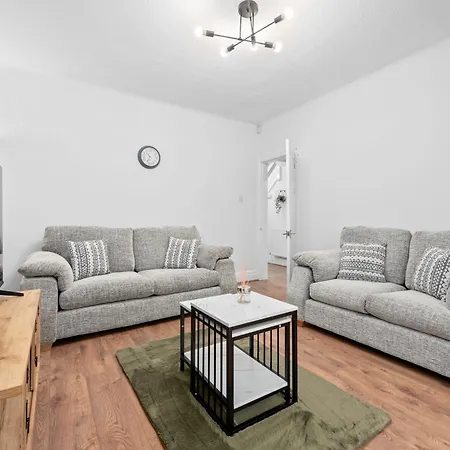 Garden Free Parking 10 Min To & Etihad! Holiday home *