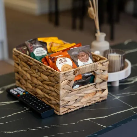 Chic 2Br House W Parking & High-Speed Wifi * Manchester