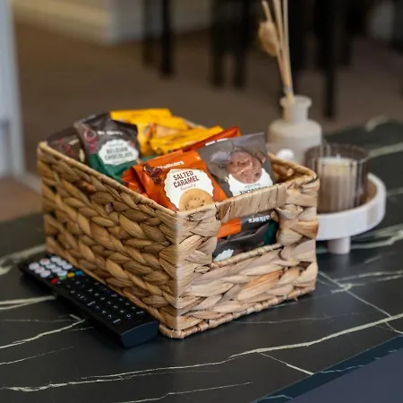 Stylish 2Br House - Free Parking & Wi-Fi דירה *