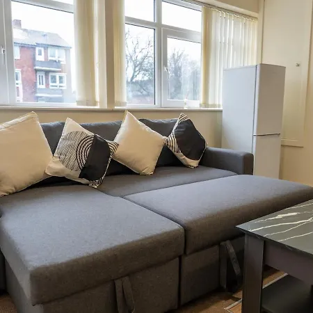 Chic 2br House W Parking & High-speed Wifi Манчестер