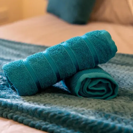 Apartament Centralized 2-Bed Apartment , Free Parking & Wi-Fi *