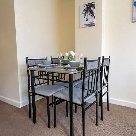 Stylish 2Br House - Free Parking & Wi-Fi