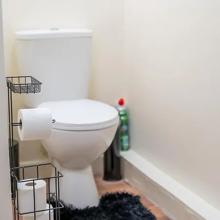 Chic 2Br House W Parking & High-Speed Wifi Appartamento