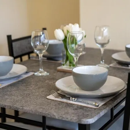 Апартаменты Chic 2br House W Parking & High-speed Wifi *