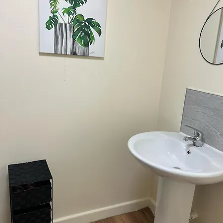 דירה Stylish 2Br House - Free Parking & Wi-Fi מנצ'סטר