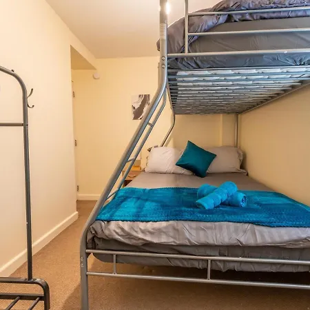 Centralized 2-Bed Apartment , Free Parking & Wi-Fi Apartament