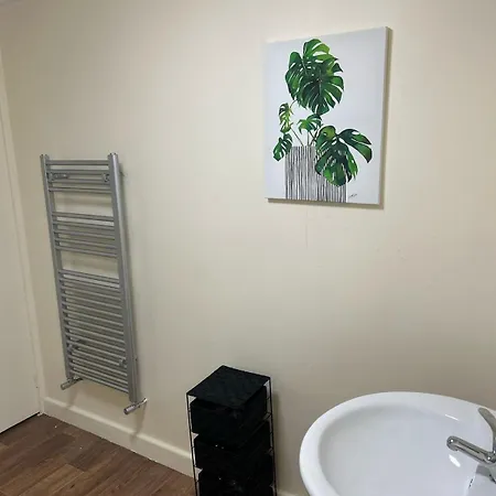 Apartament Centralized 2-Bed Apartment , Free Parking & Wi-Fi *