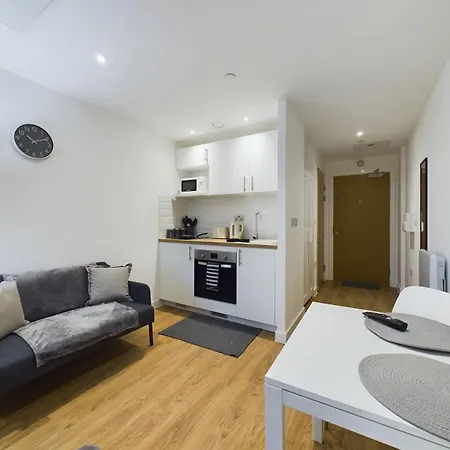Comfortable In Cheltenham Apartment