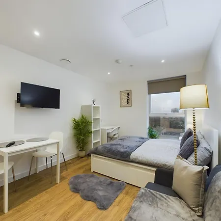 Comfortable In Cheltenham Apartment *