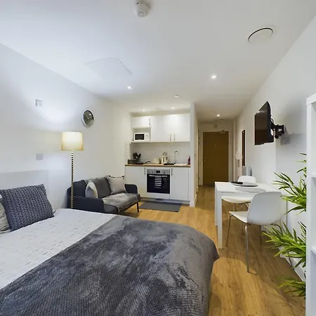 Comfortable In Cheltenham Apartment *