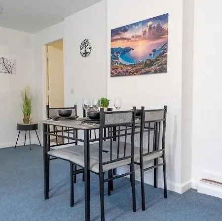 Chic 2Br Home - Private Garden & Wi-Fi Manchester