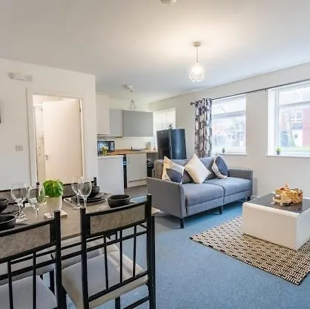 Apartman Chic 2Br Home - Private Garden & Wi-Fi