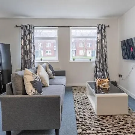 Chic 2Br Home - Private Garden & Wi-Fi Apartman