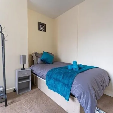 Chic 2Br Home - Private Garden & Wi-Fi Apartman *