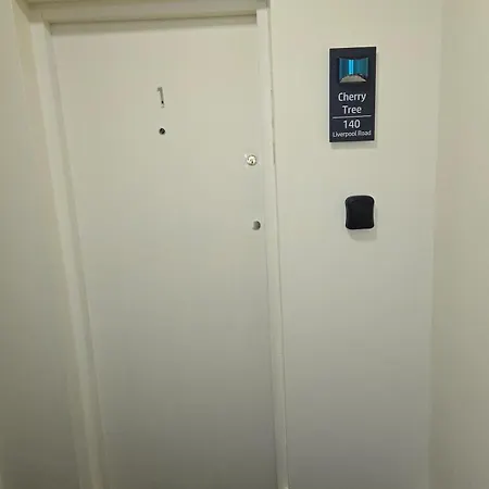 Chic 2Br Home - Private Garden & Wi-Fi