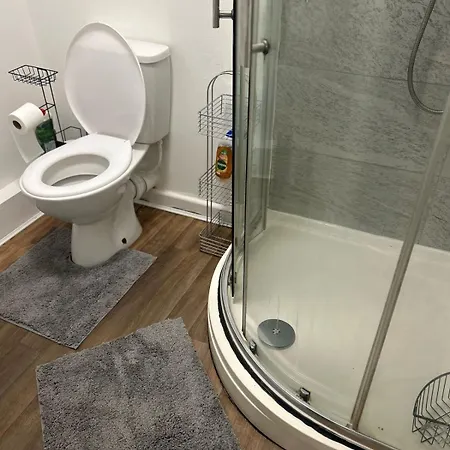 Modern 2BR Home with Garden&Wi-Fi Apartment Manchester