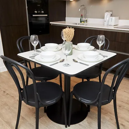 Manc With Balcony Apartment *