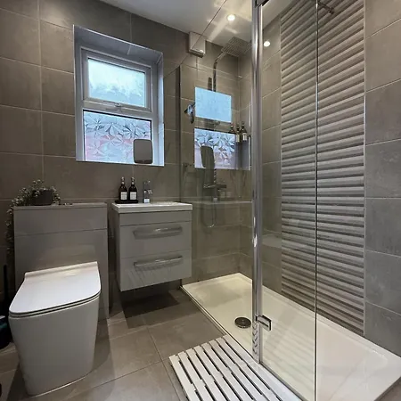 The Haven Sleeps 10 Near Centre Breakfast Hamper Included