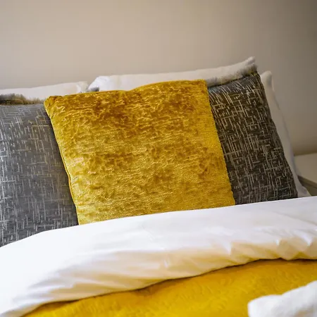 Spacious 4-bed Luxury - Garden, Free Parking, Sleeps 8 Διαμέρισμα *