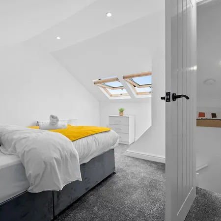 Apartment Spacious 4-bed Luxury - Garden, Free Parking, Sleeps 8 *