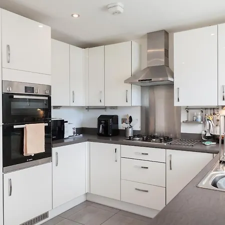 Exquisite 4 Bedroom 2 Bath Parking Etihad Stadium Holiday home