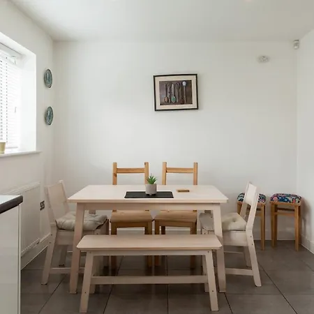 Exquisite 4 Bedroom 2 Bath Parking Etihad Stadium Ferienhaus *
