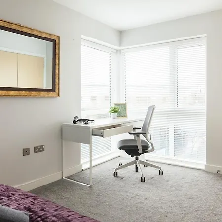 Exquisite 4 Bedroom 2 Bath Parking Etihad Stadium *