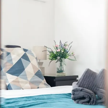 Exquisite 4 Bedroom 2 Bath Parking Etihad Stadium *