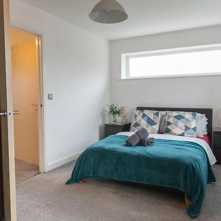 Ferienhaus Exquisite 4 Bedroom 2 Bath Parking Etihad Stadium *