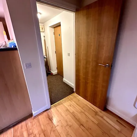 2 Bed Flat In Prime Location Apartment *