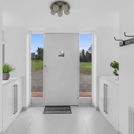 House Retreat - Sleeps 18 *
