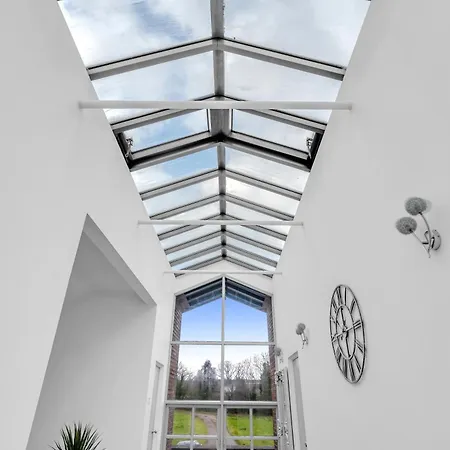 House Retreat - Sleeps 18