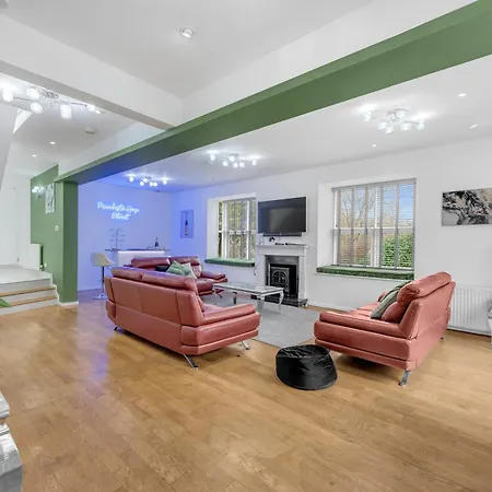 House Retreat - Sleeps 18 Manchester